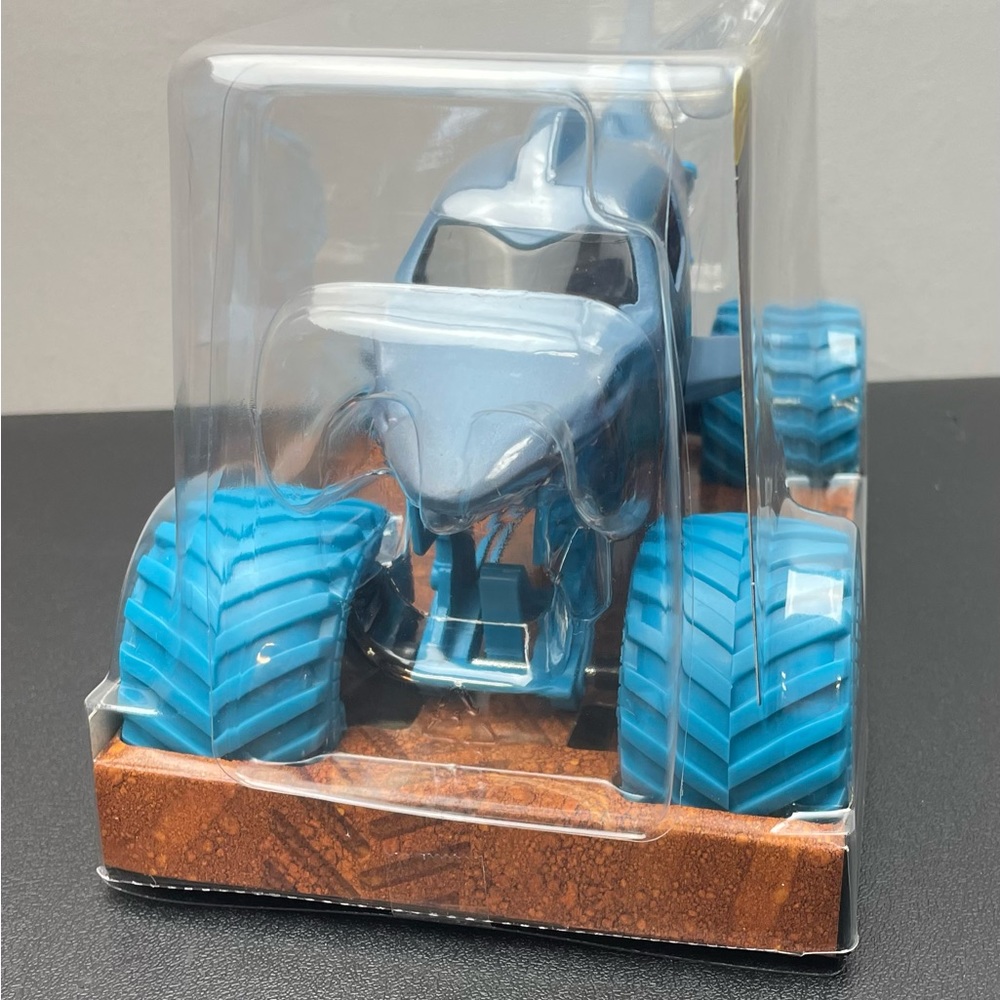 Die Cast Truck Monster Jam Megalodon, Nitro Neon Series 1:24 Scale (#8830) - Picture 7 of 13